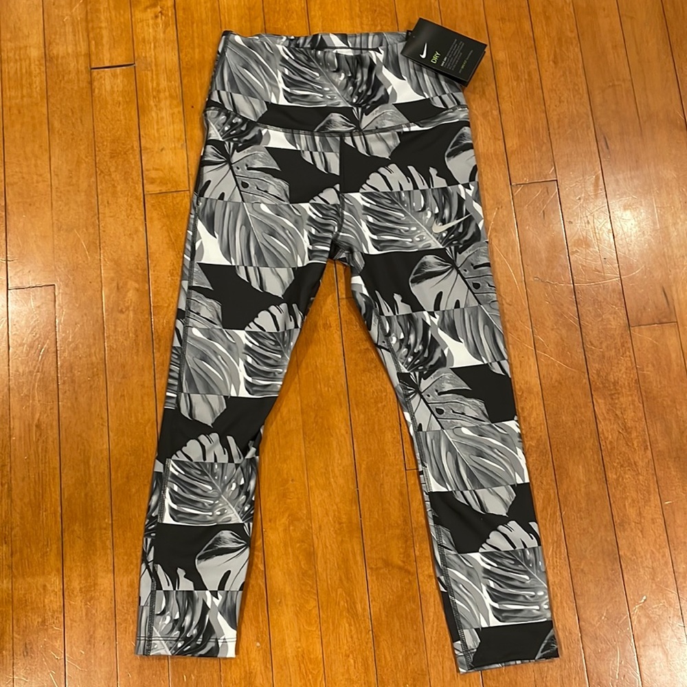 NWT high rise Nike dri fit crop pattern leggings small